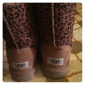 I am selling a pair of size 5 uggs